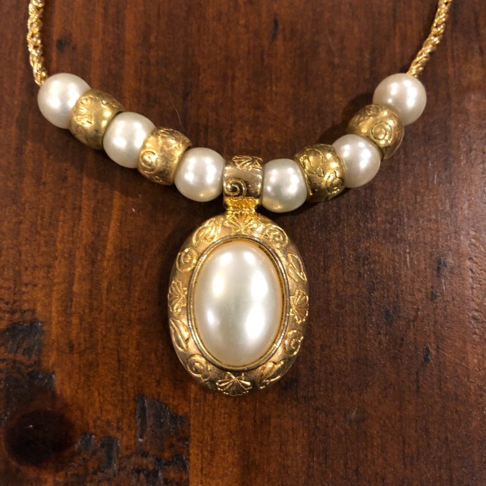 Vintage Liz Claiborne Gold tone Faux Pearl pendant Necklace
